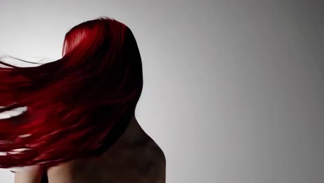 mujer de cabello rojo vibrante