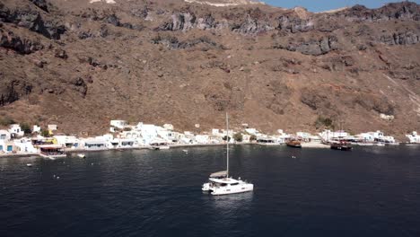 Drone-Orbita-Alrededor-De-Un-Yate-De-Vela-En-Thirasia-Santorini