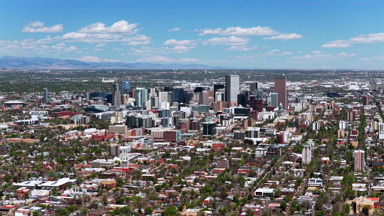 Centro di Denver, primavera, estate, mattina soleggiata, grattacieli, Lodo, Capitol Hill, drone aereo, Colorado, paesaggio urbano, paesaggio, quartiere City Park, Front Range delle Montagne Rocciose, movimento verso l'alto