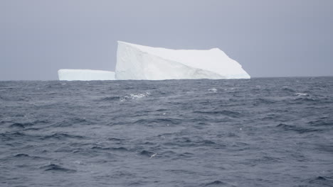 iceberg flotando en el océano en cámara lenta