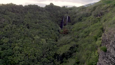 Bellas-Imágenes-Aéreas-De-Las-Famosas-Cascadas-De-Wailua