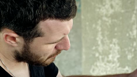 primer plano de un barbero haciendo un corte de pelo