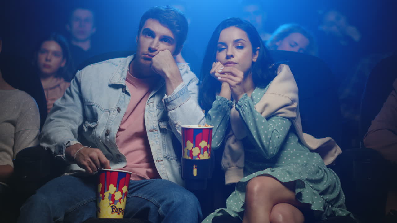 personas frustradas viendo películas