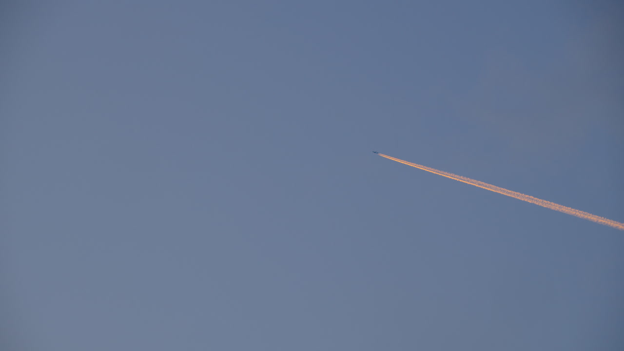 el rastro de un avión en el cielo azul