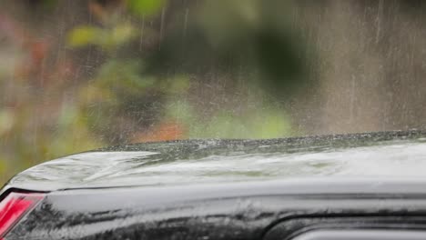 Primer-Plano-De-La-Lluvia-Cayendo-En-Cámara-Lenta-Bajo-El-Techo-Del-Coche