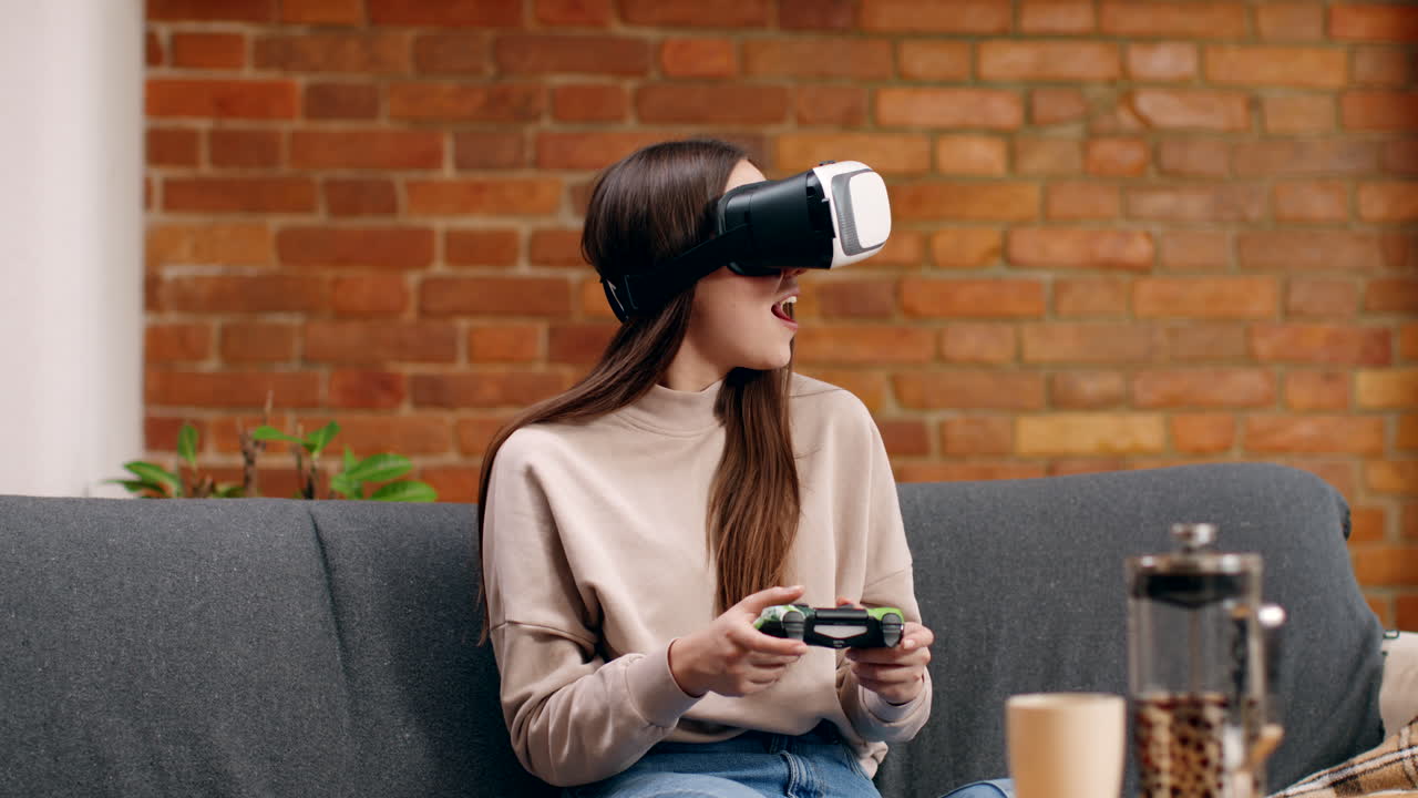Adolescente che gioca a un gioco VR sul divano