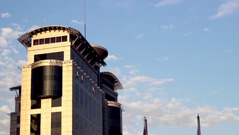 Stadt-Pendeln-Selbstständig-Zwischen-Glasgebäuden-Und-Sonnigem-Himmel