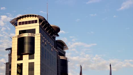 ciudad que viaja independientemente entre edificios de vidrio edificio y cielo soleado