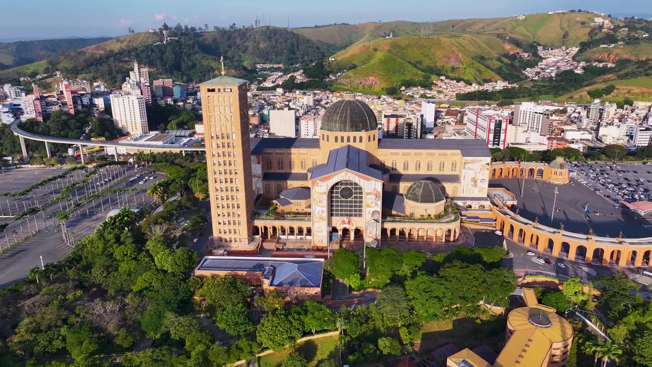 Katolinen temppeli Aparecidassa São Paulossa, Brasiliassa. Neitsyt Marian basilika. Kaupungin keskusta. Kirkon siluetti. Katolinen temppeli Aparecidassa, Brasiliassa. Uskonnollinen maisema. Uskonnollinen matkailu