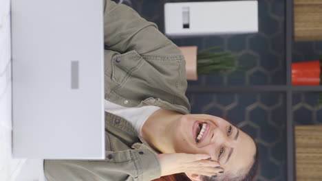 video vertical de una mujer de negocios alegre riendo juguetón.