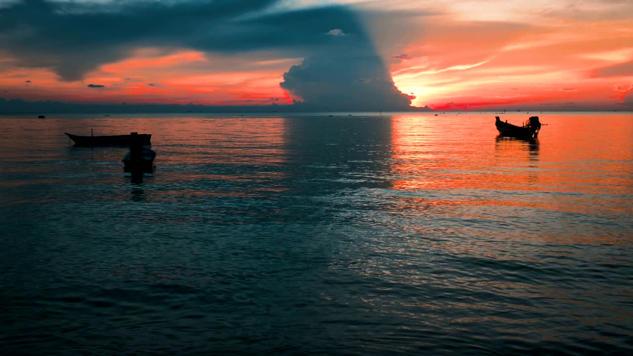 스피드 보트와 함께 아름다운 일몰