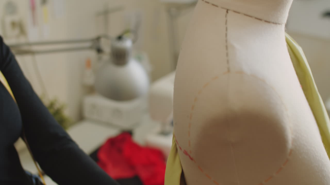 tela de costurera femenina en la forma del vestido