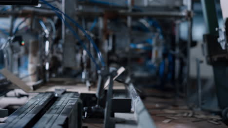 close-up de fabricación de embalaje automático trabajando en una instalación tecnológica moderna