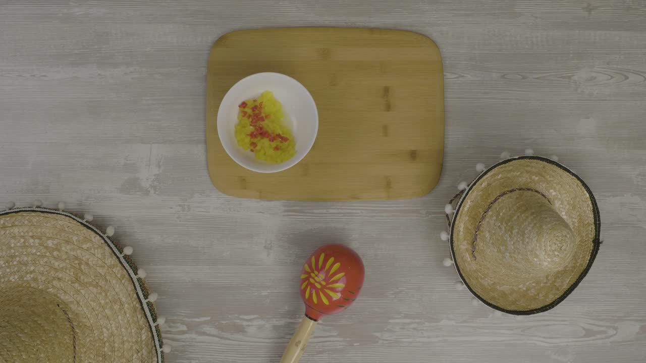 preparando un plato mexicano