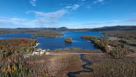 Vista-Aérea-De-La-Aldea-De-Raquette-Lake-En-Un-Día-Soleado-En-Hamilton,-Nueva-York