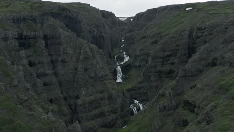 Dramatische-Landschaft-Mit-Großer-Schlucht-Und-Wasserfall-In-Island
