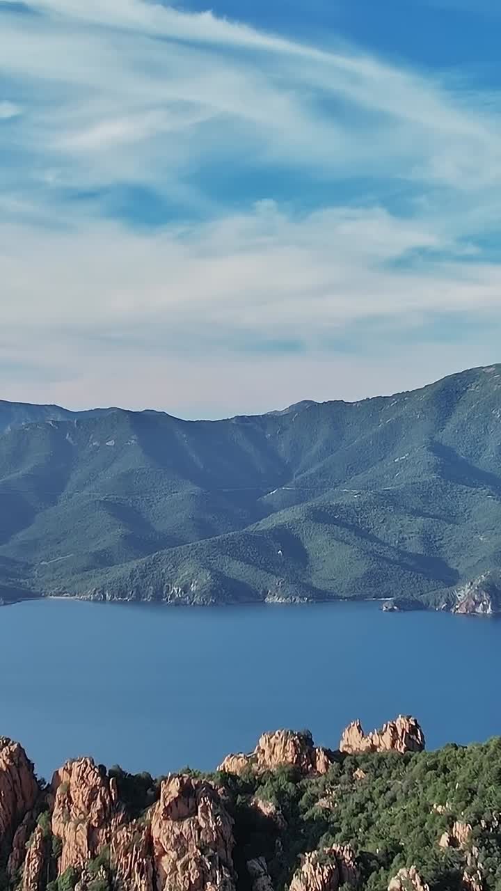 Pemandangan gunung dan laut di Corsica, Prancis pada siang hari