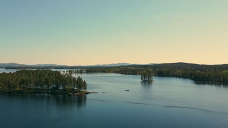 vista aérea del lago busjon, appelbo, dalarna, suecia durante el día - disparo de drones