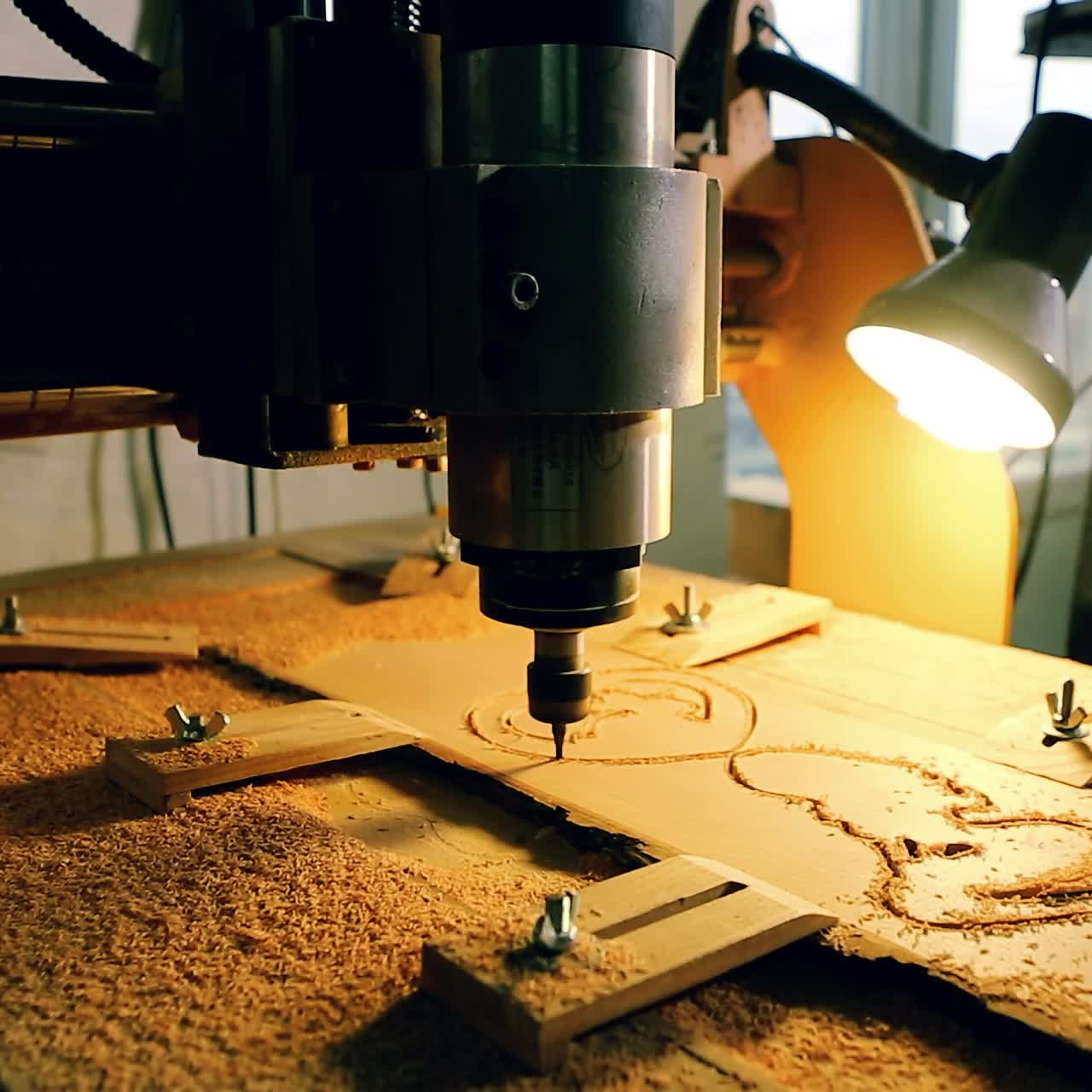 el taladro cnc está perforando en la tabla de madera