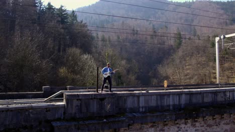 Guitarrista-En-Un-Dron-De-Puente-Empujando