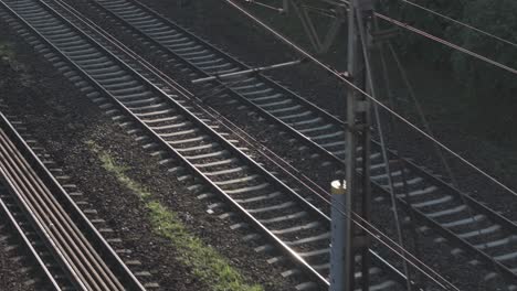 disparo lento del avión no tripulado de las vías del tren
