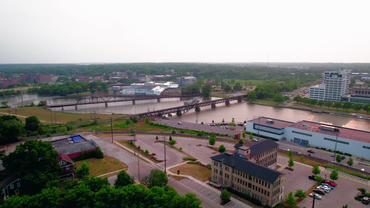 Paesaggio urbano estivo di Rockford, Illinois, con il fiume Rock e ponti in vista: King Bridge Co, il ponte pedonale, il belvedere della diga