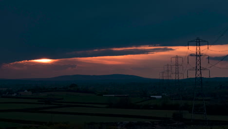 Lapso-De-Tiempo-De-Una-Puesta-De-Sol-De-Primavera-Sobre-Worcestershire-Mirando-Hacia-Clee-Hill-Y-Las-Colinas-De-Abberley