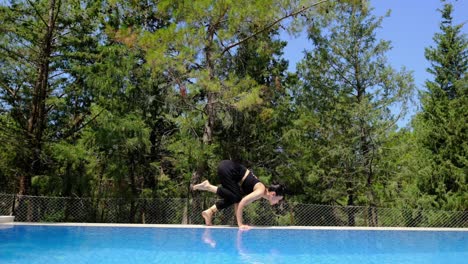 Frau-Macht-Yoga-Am-Pool