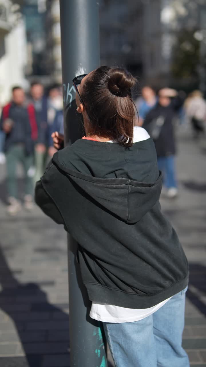 도시 거리에서 젊은 여성