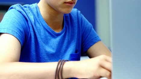 estudiante usando una computadora portátil en el aula
