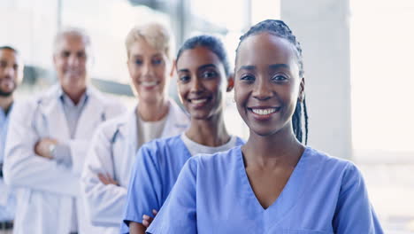 Cara-De-Médicos,-Equipo-Y-Sonrisa-Para-La-Atención-Sanitaria.