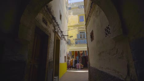 seguimiento a través de la calle marroquí