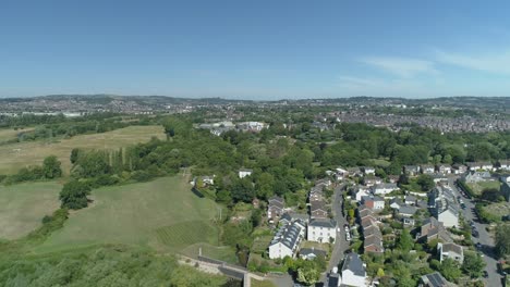 A-mixture-of-suburban-estates-and-open-green-landscape-on-the-river-exe,-Riverside-country-park