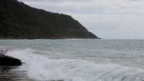 Olas-Rompiendo-Sobre-Formaciones-Rocosas-De-Playa