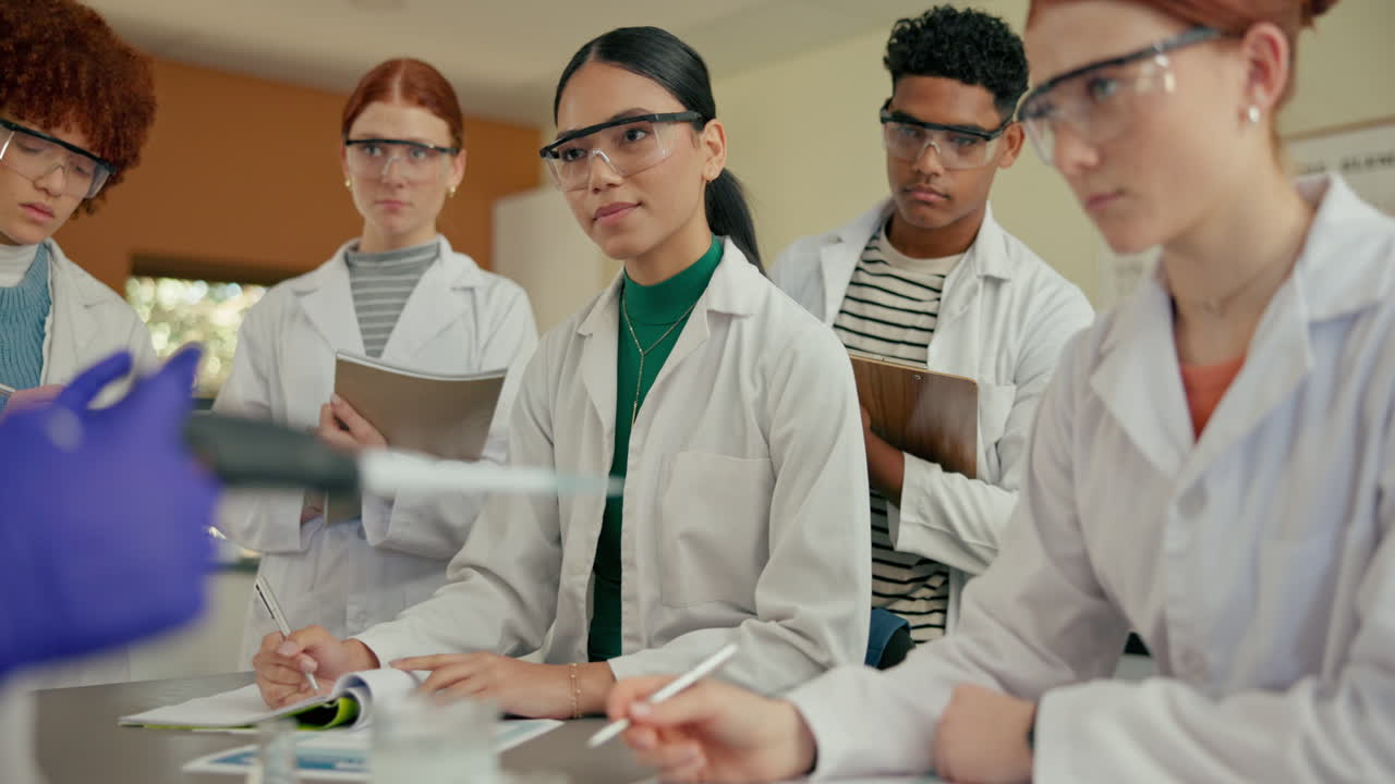 과학 실험실의 학생들