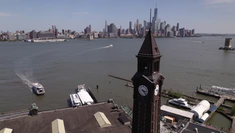 Luftaufnahme-Einer-Fähre,-Die-Am-Hoboken-Terminal-In-New-Jersey,-USA,-Ankommt---Rückseite,-Drohnenaufnahme