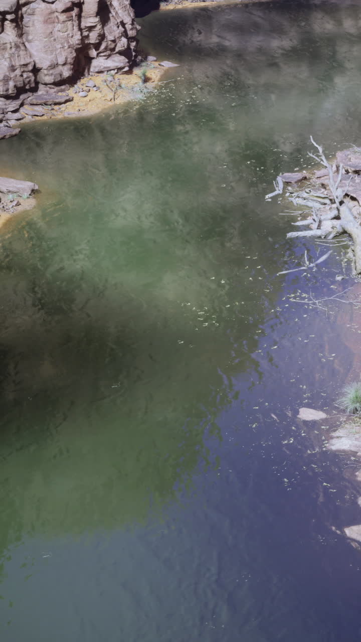 A água reflete a beleza da natureza numa paisagem serena com cores vibrantes.