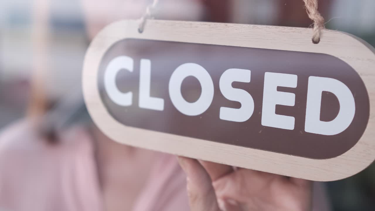 Small business closing up. Turning the sign from open to closed. 4k 60fps