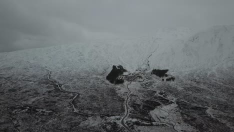 Volando-Sobre-El-Aparcamiento-De-Glencoe-Mountain-Resort