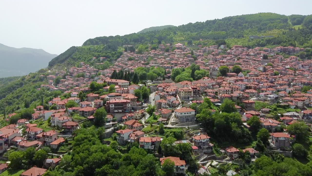 vista aérea de la aldea montañosa de metsovo en grecia en una tarde glacial de verano
