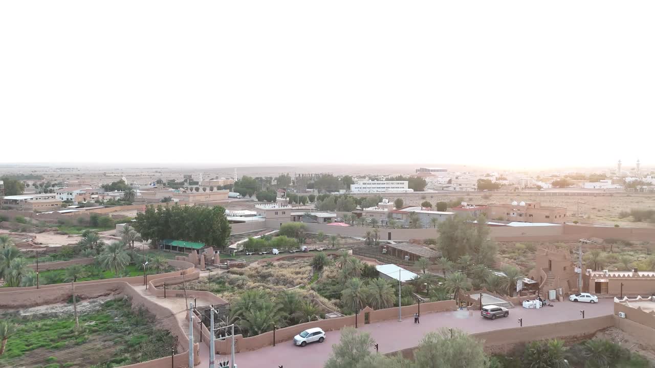 Luftfoto flyvende over Ushaiger landsby ved solnedgang, Saudi-Arabien