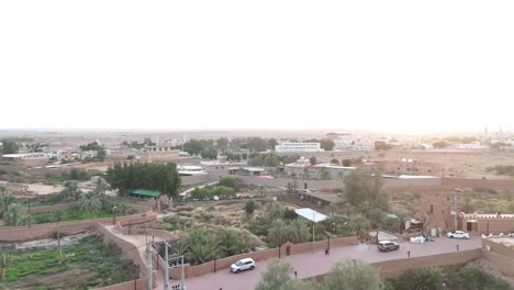 Vuelo-Aéreo-Sobre-La-Aldea-De-Ushaiger-Al-Atardecer,-Arabia-Saudita