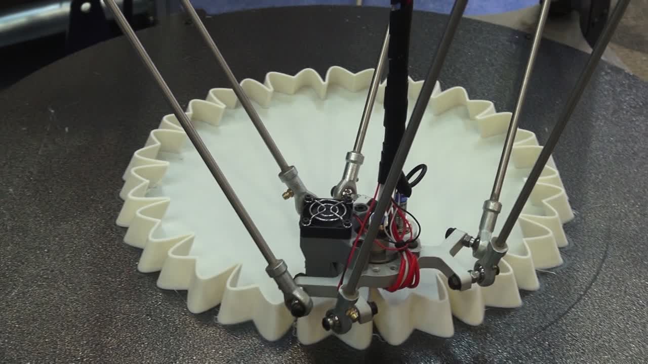 Advance robot is 3D printing a vase