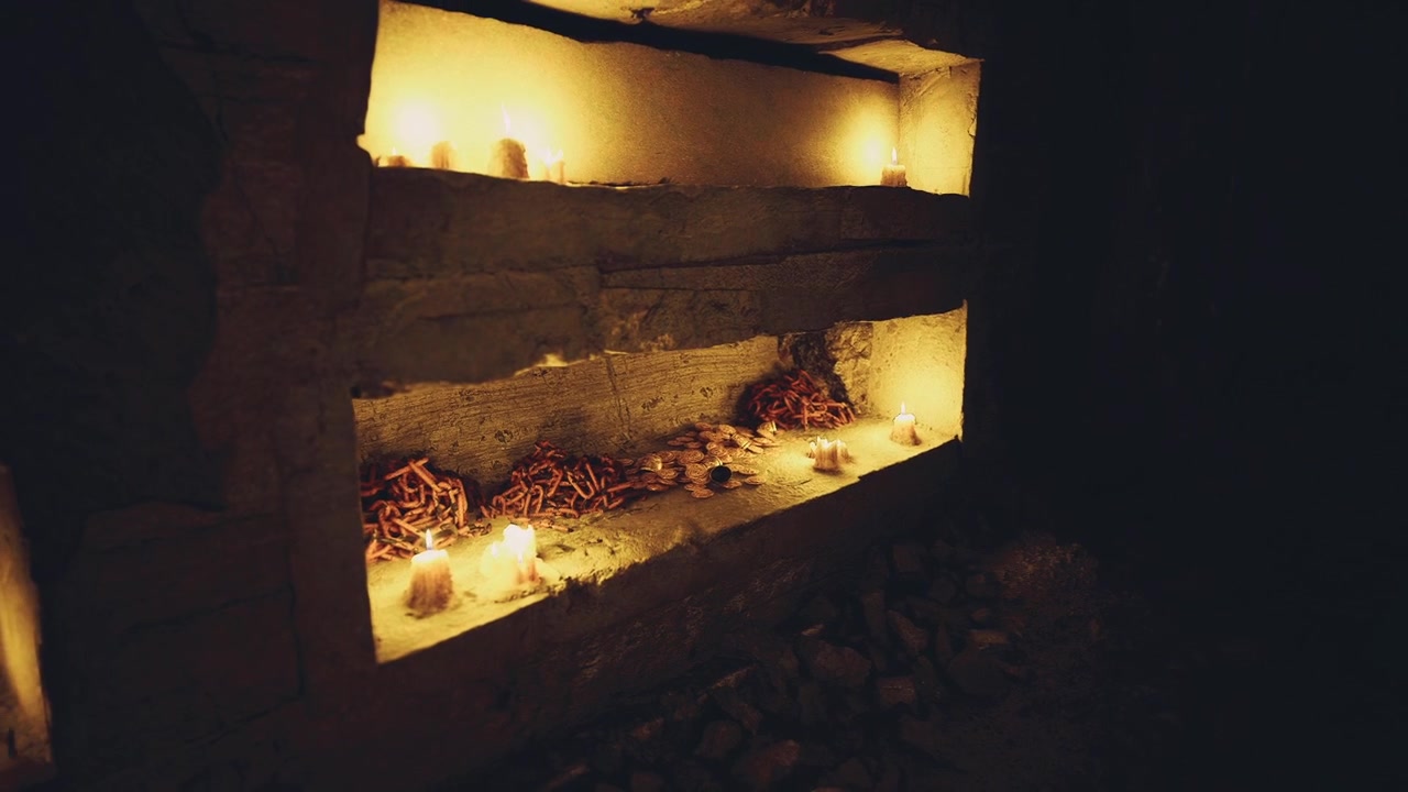 Parlayan mumlar ve etrafa saçılmış doğal öğelerle huzurlu bir anma.