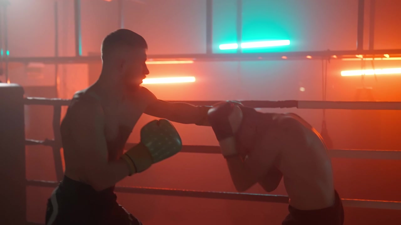 Boxeadores Masculinos Treinando em Ringue de Boxe Iluminado por Neon Dramático