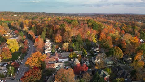 Aerial-ascent-of-Granville,-Ohio-Fall-Foliage