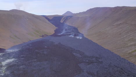 Tagsüber-Steigt-Dampf-Aus-Dem-Lavafeld-Am-Vulkan-Geldingadalir-In-Island-Auf