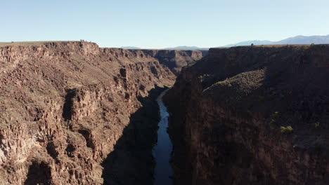 Luftaufnahme-über-Der-Schlucht-Von-Rio-Grande,-Die-Eine-Große-Stahlbrücke-Enthüllt