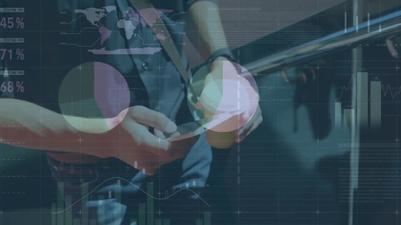 Animação de processamento de dados financeiros sobre empresário caucasiano usando smartphone