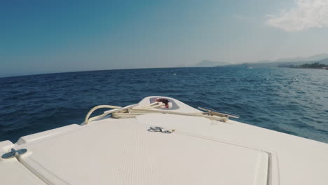 Die-Nase-Eines-Motorbootes-Schwimmt-Schnell-über-Das-Meer-Sommerurlaub-Und-Wassersport